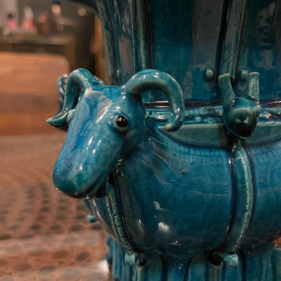 Chinese Antique Peacock Blue Glazed Porcelain Zun Vase with Four Sheep Deco - Picture 4 of 9